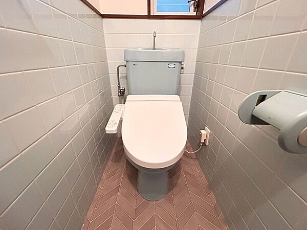 温水洗浄便座付きトイレです♪