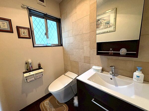 1Ｆ洗面台付きトイレ！温水洗浄便座付き！2Ｆにもトイレございます♪