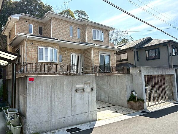 第一種低層住居専用地域の閑静な住宅地に立地！南傾斜立地につき、陽当たり良好です♪