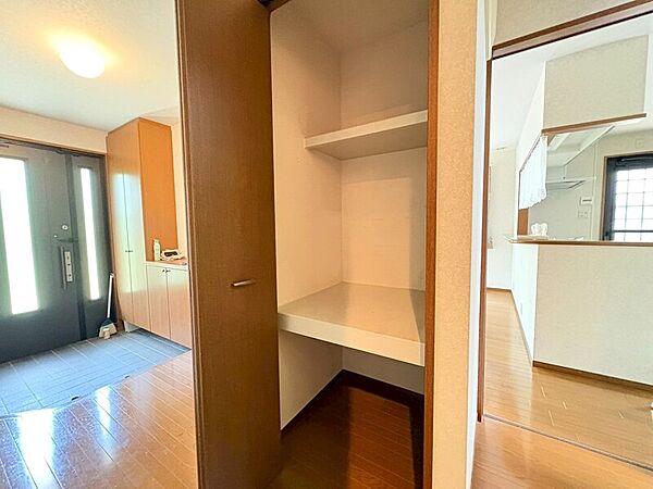 1Ｆ廊下に2ヶ所収納ございますので、お荷物スッキリ片付きます♪