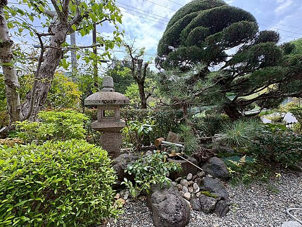 ししおどしの音が心地よい風情のあるお庭♪
