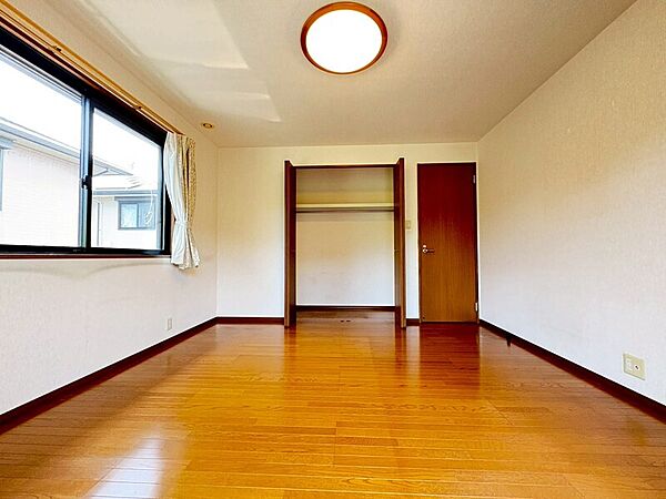 2Ｆ8帖洋室！クローゼット付きでお荷物スッキリ片付きます♪