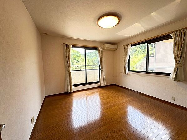 2Ｆ広々8帖洋室！南・東側からの2面採光で明るいお部屋！主寝室等としてお使いいただけそうです♪