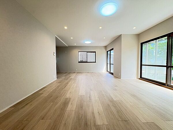 ＬＤＫ約22帖！和室の襖を開くと約30帖の大空間となります♪