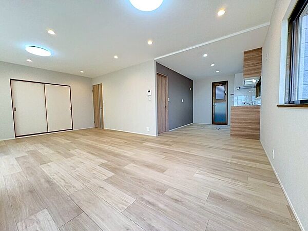 ＬＤＫ約22帖！和室の襖を開くと約30帖の大空間となります♪
