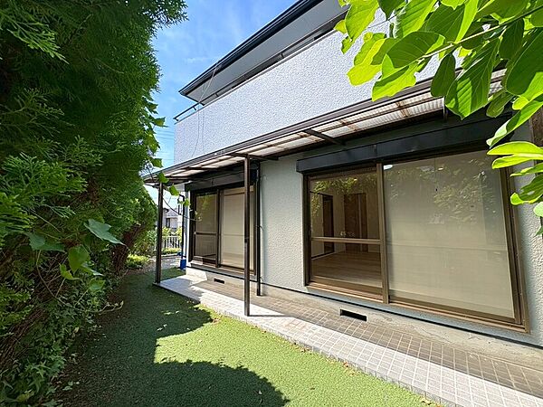 お庭スペース広々！緑がたっぷりのお庭は、ガーデニングやプール遊び、大物のお洗濯物干し場など、いろいろな用途に♪