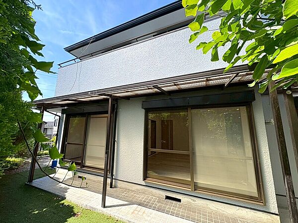 お庭スペース広々！緑がたっぷりのお庭は、ガーデニングやプール遊び、大物のお洗濯物干し場など、いろいろな用途に♪