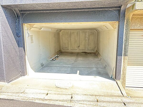 シャッター付きの掘り込み車庫！（※車種により駐車不可の場合があります）
