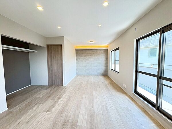 2階約11．75帖の洋室！南西からの採光があり、明るいお部屋です♪主寝室等として♪