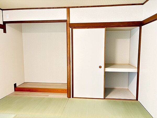 1Ｆ和室には、風情のある床の間と、収納力のある押入付き♪