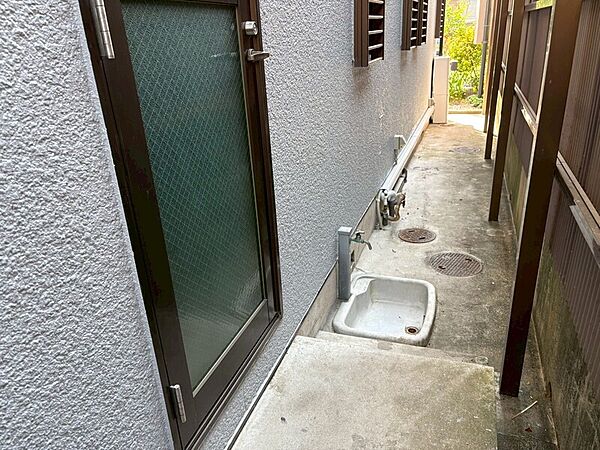 勝手口にスロップシンク付き！