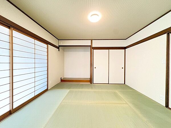 約8帖の広々とした和室！風情のある床の間と、収納力のある押入付き♪
