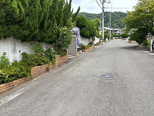 開口側前面道路は幅員約6ｍございますので、スムーズに駐車可能です♪