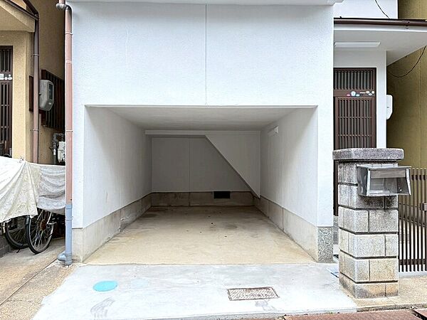 掘り込み車庫付き！（※車種により駐車不可の場合があります）