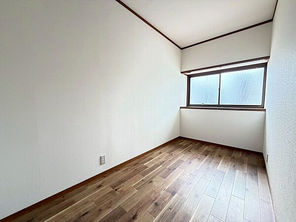 約4．5帖の洋室！南側からの採光があり、明るいお部屋です♪