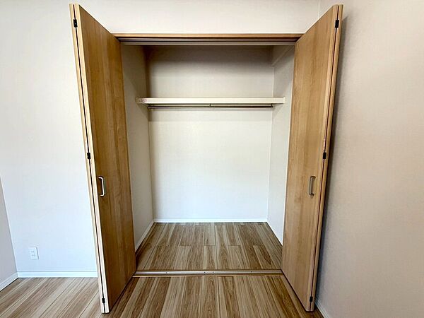 約4帖の洋室のクローゼット！広々奥行きがあり、お荷物スッキリ片付きます♪