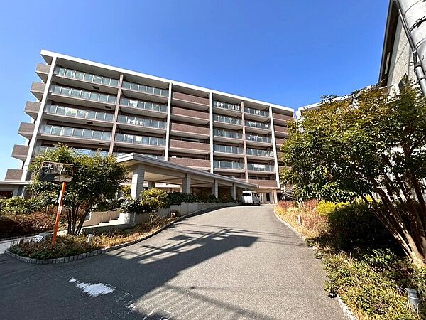 マンション出入口にカーポーチ（車寄せ）があるため、お荷物の積み下ろし等に便利です♪