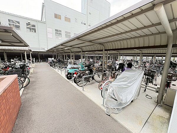 駐輪場⇒1区画300円／月（1区画につき自転車3台もしくは小型バイク1台・自転車1台駐輪可）