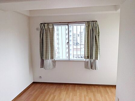 東側洋室!南側からの採光があり、明るいお部屋です♪