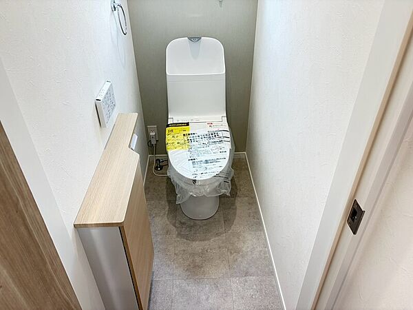 温水洗浄便座付きトイレ！ 1階・2階の各階にトイレがございます♪