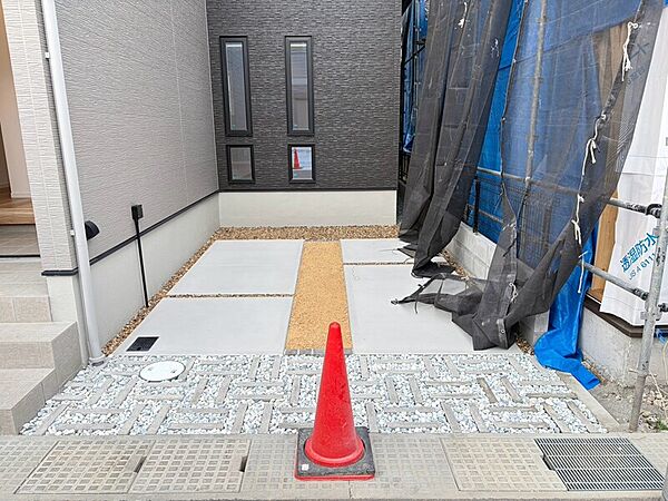 駐車1台可能（※車種により駐車不可の場合あり） バイクや自転車の駐輪も複数台可能です♪