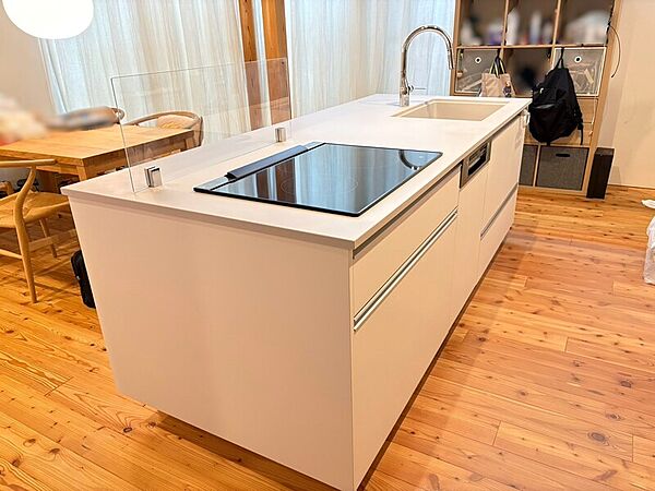 おしゃれなアイランドキッチンで、リビングの様子を見ながら楽しくお料理していただけます♪