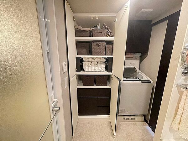 室内洗濯機置き場・リネン庫付きの洗面スペース！