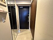 玄関収納・姿見付きの玄関スペース！