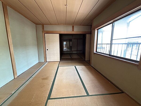 2Ｆ約6．5帖和室、奥側約8帖和室