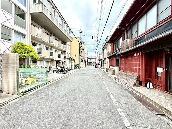 徒歩10分圏内にショッピングセンター・スーパー・コンビニ・ドラッグストア・郵便局・銀行等があり生活便利♪