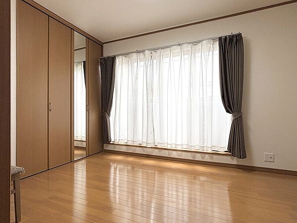 2Ｆ北側約6帖の洋室！クローゼット付きでお荷物スッキリ片付きます♪