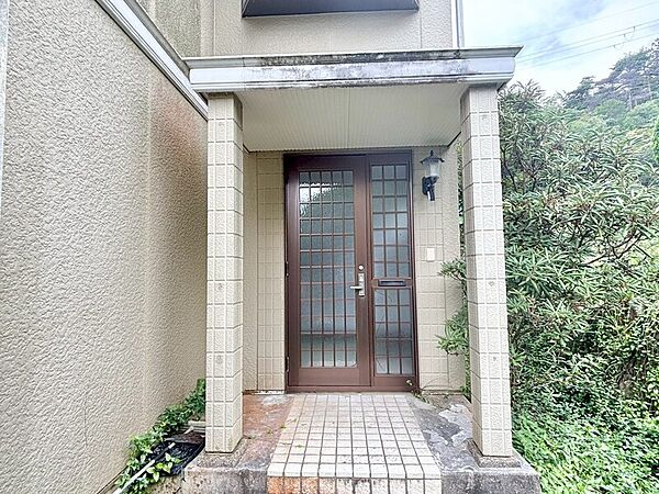 屋根付きの玄関ですので、雨の日も安心です♪