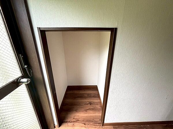 階段下収納。　各所に収納スペースたっぷりでお荷物スッキリ片付きます♪