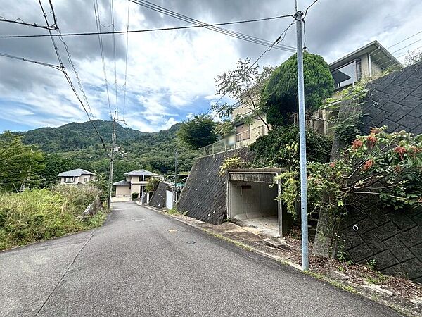 広々とした幅員の前面道路ですので、スムーズに駐車可能です♪