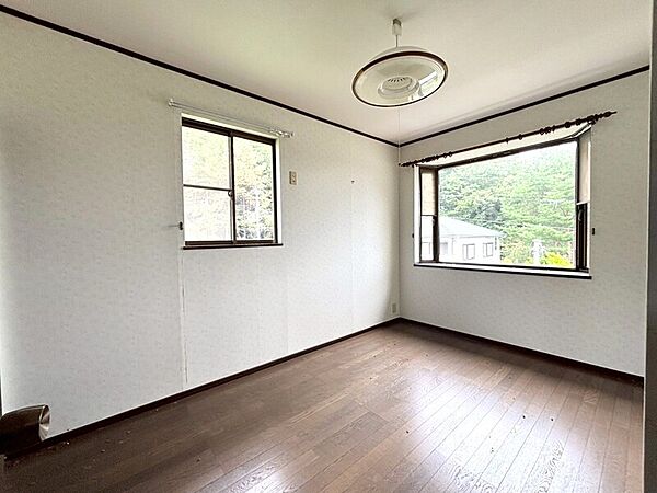 2階洋室約5．5帖。出窓＆2面採光の明るいお部屋です♪　押入付きですので、お荷物スッキリ片付きます♪