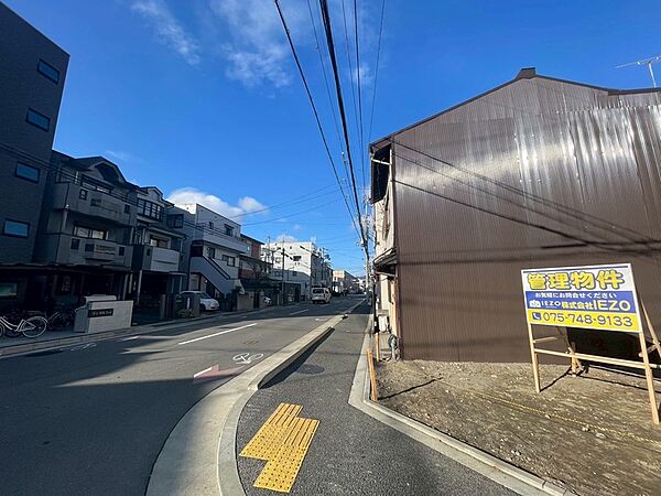 前面道路幅員　南側約11ｍ・東側約6ｍと広々ございます♪