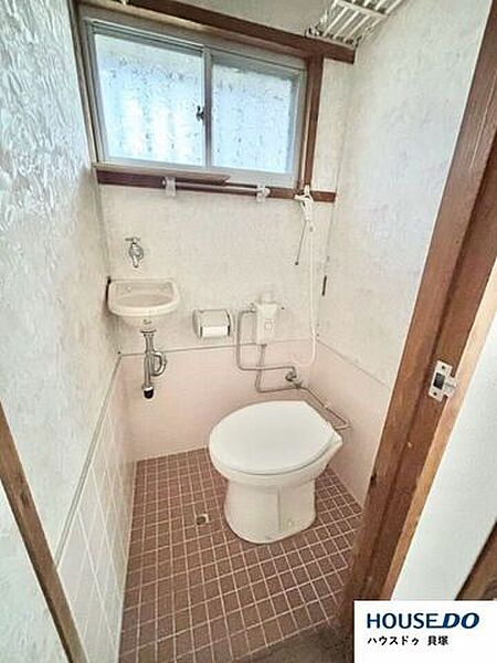 トイレには手洗い場もついております。　窓付きで換気しやすい明るいトイレ♪