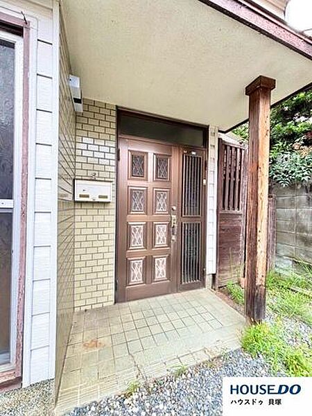 開放感のある広い玄関です。屋根付きで雨の日の出入りも快適♪