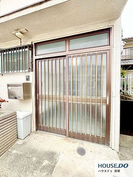 和の雰囲気を感じる玄関引き戸が印象的です。道路からの出入りもしやすく、日々の暮らしに便利な玄関まわりです。