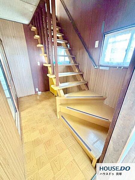 窓付きで明るい階段！日中は電気いらずで安全に昇り降りできます♪