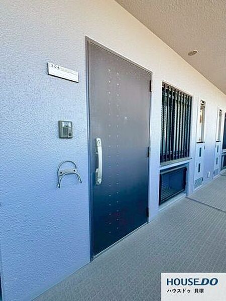 玄関は横幅も広く家族一緒に外出する際、並んで靴もはけるゆったりとした空間です！