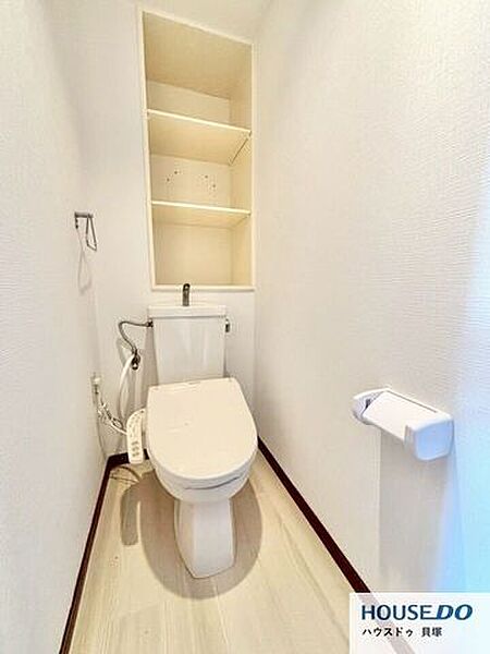 上部収納付きで、トイレットペーパーや掃除用品もすっきり整理可能！シンプルで清潔感のあるトイレ空間です。