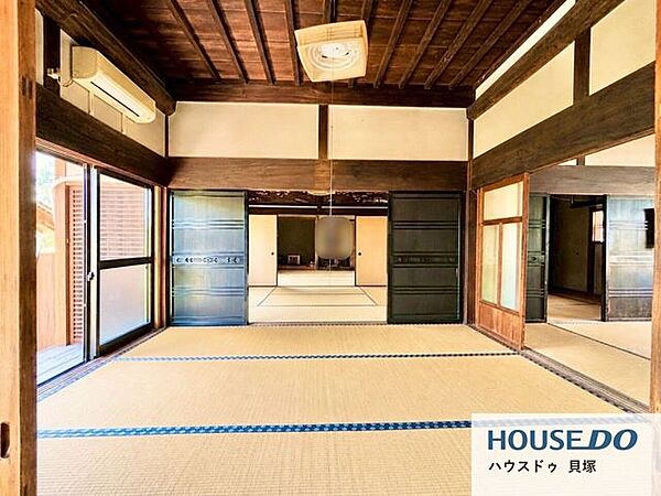 日本的な和室でゆっくり過ごせる空間です。充分な広さの収納を備え、採光良好な和室は、快適空間です。