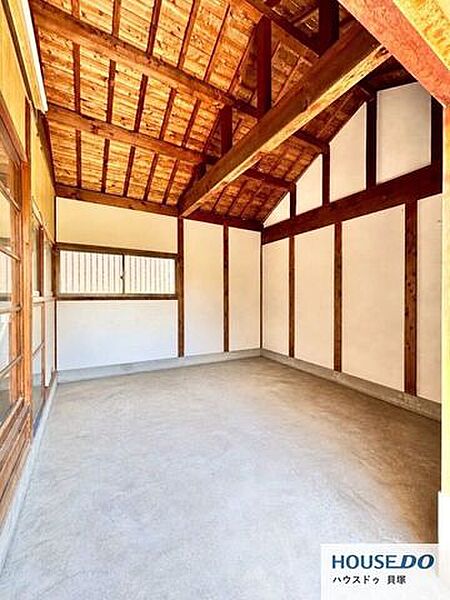 天井が高く、開放感のある多目的スペースとして活用可能。