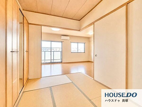 リビングと和室をつなげて使えば、家族団らんの空間としてゆったり活用可能。