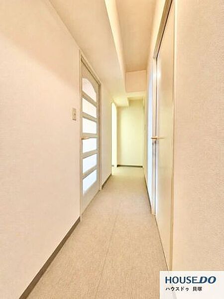 明るく清潔感のある廊下は、各居室への移動もしやすいすっきりとした空間。室内全体の印象を明るく見せてくれる、やさしい雰囲気の内装です。