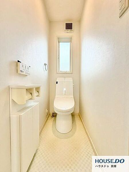 窓付きで明るく清潔感のあるトイレ空間。収納付きで、日用品もすっきり片付きます。