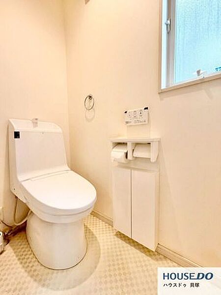 白を基調としたすっきり清潔なトイレ。手元収納も備わり、使いやすさに配慮されています。