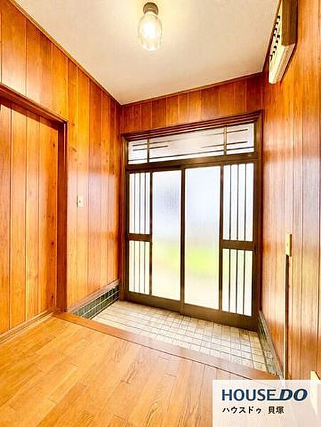 採光のある玄関扉で、気持ちよく家族や来客を迎えられます♪