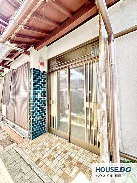 レトロなタイルが印象的な、趣のある玄関まわりです。